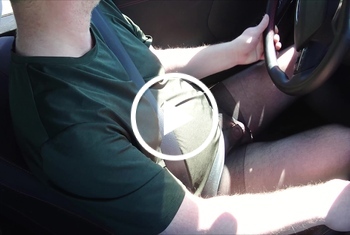 Nylonjunge: Nylonjunge fährt Auto in schwarzer Feinstrumpfhose