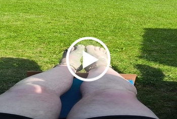 Barfüssiges Warten auf die Flut am Strand