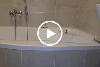 geiler dildoritt am badewannen rand