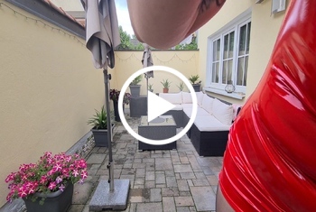 Walk und stripp im Roten Lackkleid mit geilen Big D*******k!