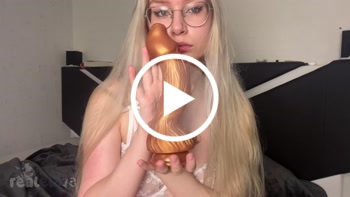 realela18: Erstes Dildo Blowjob Video - Dildo viel zu groß?