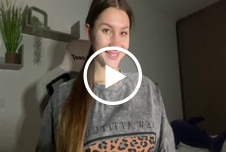 streichelt ihre Muschi und lutscht sie wie einen Lolli  bis zum Solo-Orgasmus