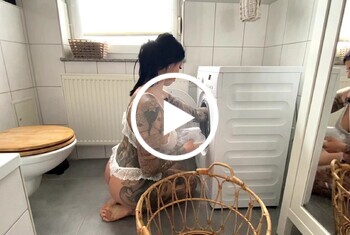 Notgeile Hausfrau reitet XXL S*****z auf der Waschmaschine