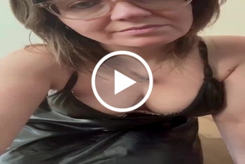 Clarapanties: Dirty Talk im LederKleid