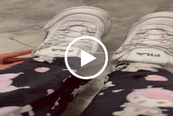 GothBabe69: Ich ziehe meine Senker aus und zeige meine Füßchen im Detail