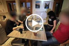 Beim Meeting heimlich abgewichst und zum Spritzen gebracht!