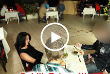 PUBLIC EXTREM! Heiße Leck- und Fick Orgie im Restaurant
