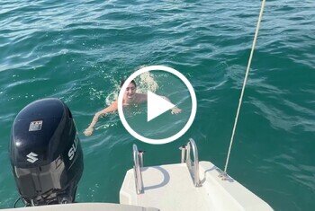 Kaum aus dem Wasser, direkt g*****t! Boot-Nacktbaden endet mit Schlucken!