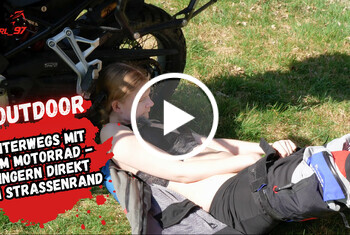 Bikergirl-97: Heimlich auf Bikertour gefingert bis zum Doppel Orgasmus