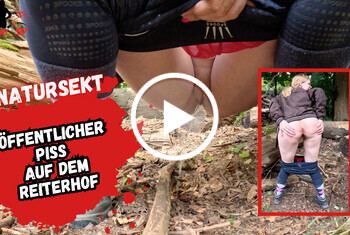 Bikergirl-97: Dreißter Public Piss mitten auf dem Reiterhof.