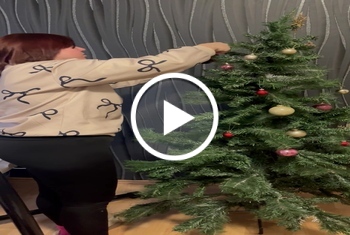 Weihnachtsbaum schmuecken mit leggins