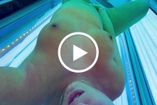 Selfmade heimlich unter der Sonnenbank gefingert