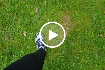 Fetisch im Park Turnschuhe, weiße Socken, nackte Füße