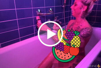 Video: Anni-Angel - Feuchte Fotze, feuchte Titten ... geil in der Wanne gewixxt!!