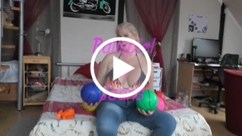 MegaTitten: Ballspiel in Jeans