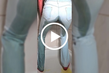 SkinnylegsNina: JEANSPISS Ich pisse in meine helle Jeans für dich Wunschvideo