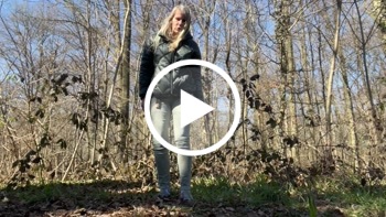 Video: SweetSusi - Heimlich am Waldrand Gepisst