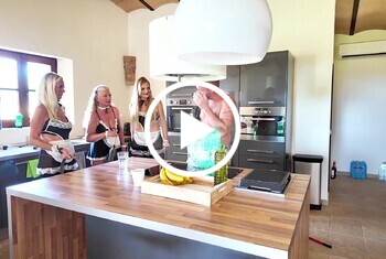 Video: RosellaExtrem - Die 3 Putzschlampen mit Mopp und Loch! Teil 1
