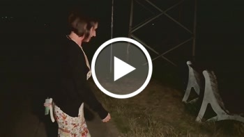 Verbotene Lust im nächtlichen Park . Ganz allein auf der Bank