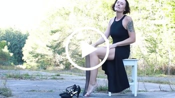 Zora-Enn: Zora Enn Outdoor Nylons und heiße Beine im Fokus