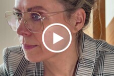 Geiles Luder fingert sich vorm Meeting noch die Fotze nass