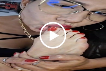 AarinaFlowers: Arina Flowers leckt Füße