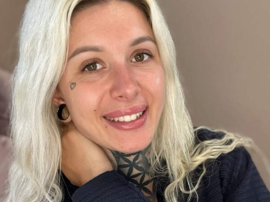 In Satinbluse zum Orgasmus g*******t und Füße zeigen - Erotik Amateur