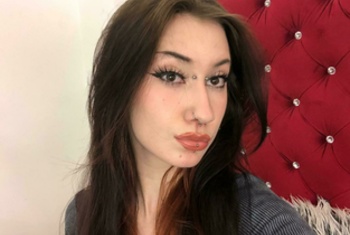 NasseRiley, 19 Jahre, Pornodarstellerin, aus Tschechien