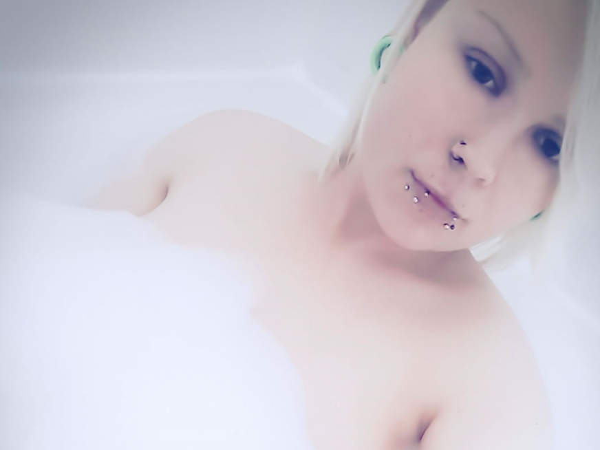 Nach dem Duschen meine großen Brüste eingecremt - Erotik Amateur