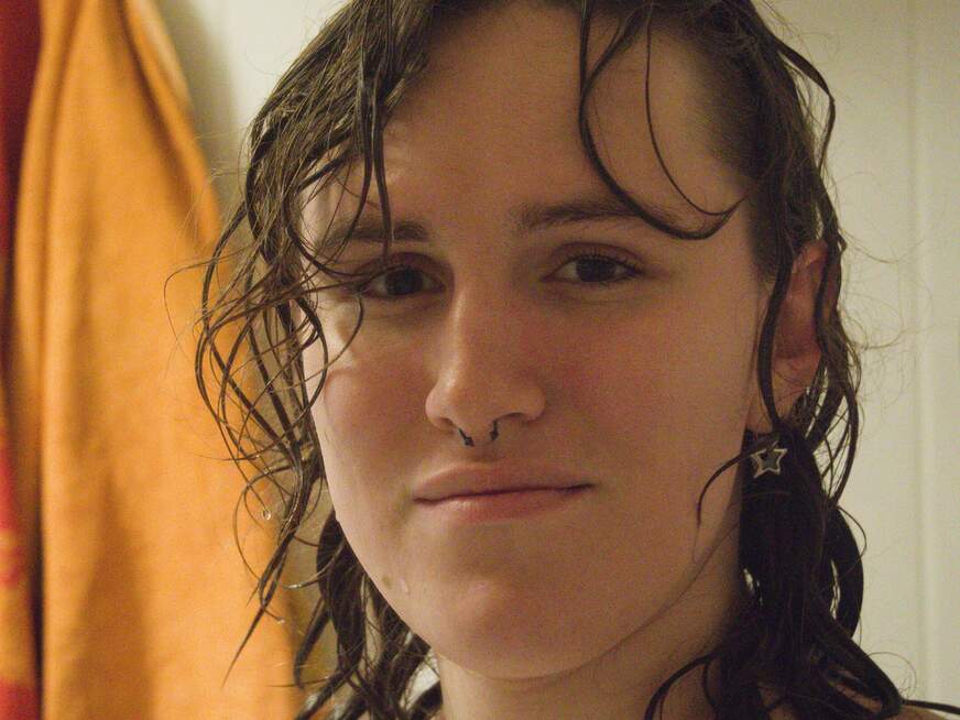 20j. Trans M*****n d***t sich mit großem Dildo und bringt sich zum Orgasmus - Erotik Amateur