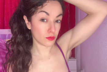 DafnyGomez                                                             Hi, ich bin Dafny  Ich liebe es, Spaß zu haben, zu flirten und echte Verbindungen zu spüren. Komm rein, lern mich kennen und lass uns gemeinsam eine aufregende Zeit verbringen. Ich bin neugierig, verspielt und offen für alles, was uns Spaß macht . Lass uns gemeinsam Momente kreieren, die wir nicht vergessen werden! 