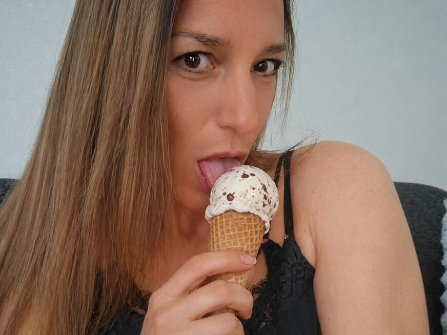 Mit der Duschbrause meine süße M****i verwöhnt - Erotik Amateur