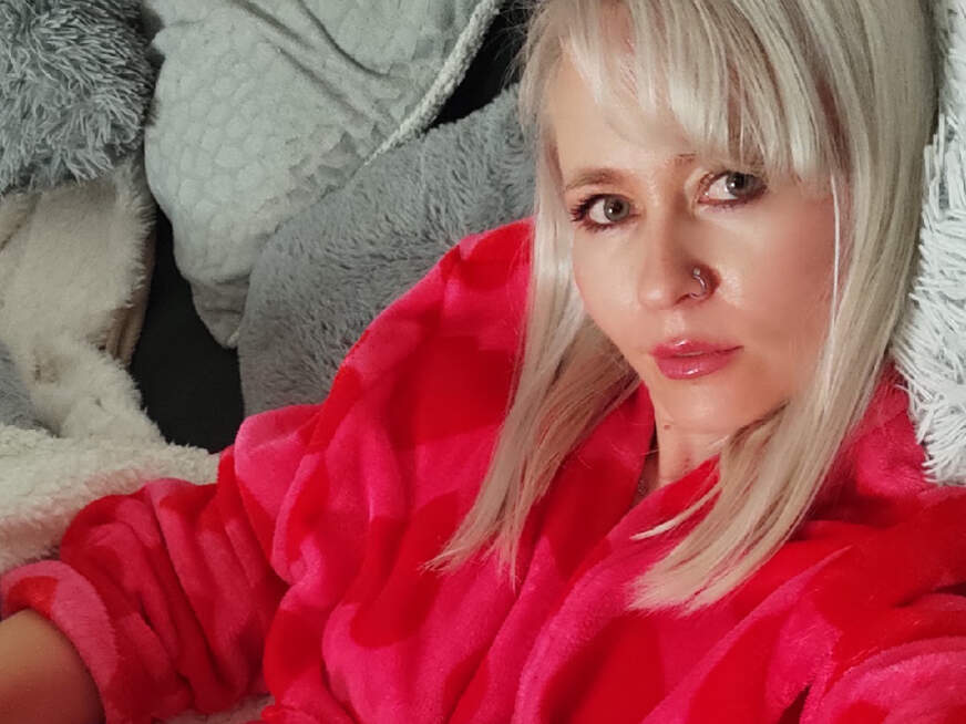 Kuss von einer Rose, mein Vibrator Rose hat so geil an meiner P***y g*****t - Erotik Amateur