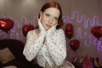 PollyRed, 21 Jahre, Pornodarstellerin, aus Russland