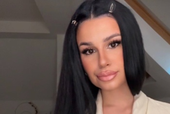 prettyloona  Lust auf heiße Gespräche mit einer sinnlichen Frau, die weiß, was Männer wollen? Ich liebe es, zu flirten, Fantasien zu wecken und dich mit meinen Worten verrückt zu machen. Diskret, charmant und immer mit einem Hauch Geheimnis. Schreib mir – ich beiße nur, wenn du es willst  