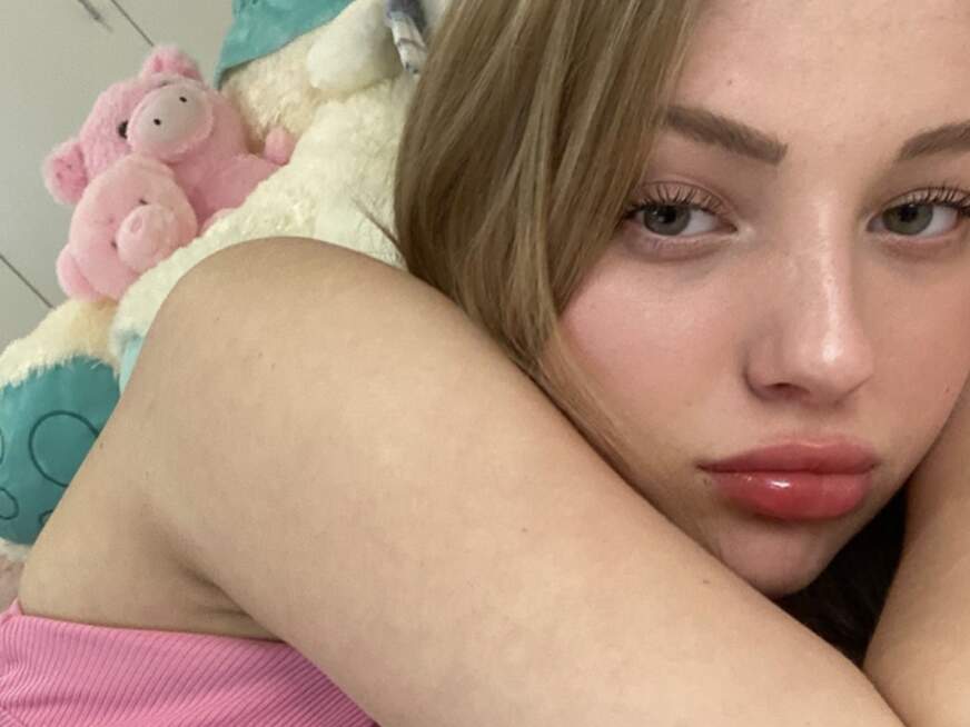 Ich ziehe mich KOMPLETT nackt aus und zeige dir meine beide enge L****r.. - Erotik Amateur