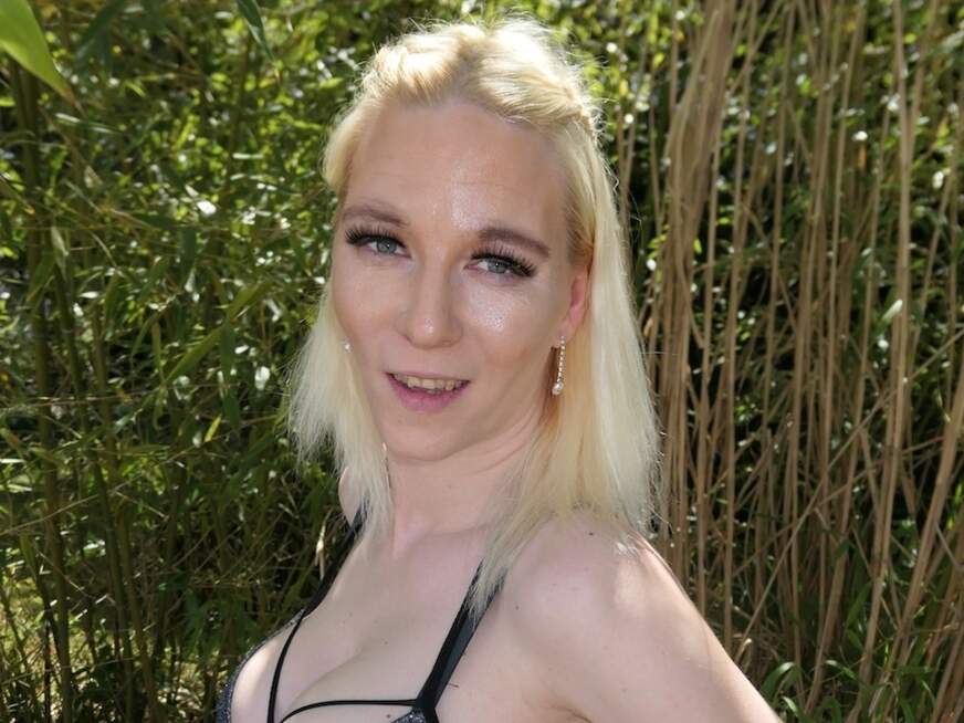 Geburtstagf**k für meine F***e mit G**************g!!! - Erotik Amateur