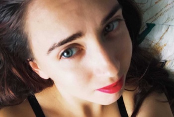 EmilySexy  Ich bin das süße M*****n von nebenan … mit erotischen Geheimnissen Ich bin Emily. Mein bezauberndes Lächeln und mein Körper, der es liebt, bewundert zu werden, werden dich anmachen  Vier Dinge, die du über mich wissen solltest:- Eine schlanke T**lle und ein knackiger Po – eine perfekte Kombination, die ich gerne präsentiere.- Brüste – natürlich, zierlich, aber sie sind ein echter Hingucker.- Ein süßes Gesicht, hinter dem sich ein Kopf voller heißer Gedanken verbirgt.- Große S*********n – sie werden schneller f****t, als du denkst, wenn ich deine Lust spüre.Meine Ruhe im Chat ist nur das Vorspiel. In meinem Kopf kreisen ständig schmutzige Gedanken. Ich träume von totaler Dominanz, Sex vor allen Augen und einem tiefen B**wjob, bei dem du mir tief in die Augen schaust 🥵Ich suche Männer, die keine Angst vor meiner Bisexualität haben. Eine echte Verbindung im privaten Chat, wo wir unsere wildesten erotischen Fantasien ausleben können. Vielen Dank für deine Großzügigkeit – für jeden Tipp zeige ich dir ein Stück meiner wahren, wilden Seite.Ich hasse Langeweile, Voyeure, die nicht schreiben, und Respektlosigkeit. Meine Lust ist eine Belohnung für alle, die eine Frau mit Respekt behandeln. #heiß #sexy #deutsch #brille #geil #c2c #privat #nylons #b**wjob #dirtytalk #rollenspiel #süß #bisexuell #vollelippen #brüste #a***h #französisch #brünett #schlank #dünn #m*****nvonnebenan