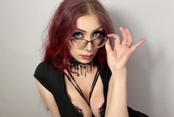 TessTop  Mein Name ist Tess ️‍Ich verkörpere Selbstbewusstsein und Eleganz, mit genau dem richtigen Maß an Geheimnis, um dich zu faszinieren. Ich suche nicht nach Aufmerksamkeit – ich ziehe sie mühelos an. Leidenschaftlich, ehrgeizig und ein bisschen unberechenbar glaube ich, dass die besten Verbindungen mit Chemie beginnen und durch ehrliche Gespräche wachsen. Manche Menschen kreuzen deinen Weg und sind schnell vergessen. Andere hinterlassen einen bleibenden Eindruck. Ich bin lieber unvergesslich. ️Selbstbewusstsein und Eleganz, mit genau dem richtigen Maß an Geheimnis, um dich neugierig zu machen … 