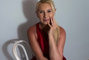ClareTop  Mein Name ist Clare – reif, selbstbewusst und gefährlich feminin. ️Ich weiß, was ich will, ich weiß, was mir gefällt, und ich habe keine Angst davor, es zu genießen. Hinter meinem unschuldigen Lächeln verbirgt sich eine verspielte Frau mit einer Vorliebe für Aufmerksamkeit, echte Chemie und ein kleines bisschen Versuchung.Ich liebe es, bei einem Glas Wein lange und tiefgründige Gespräche zu führen – Gespräche, die gerne auch zu etwas mehr führen dürfen. Ich mag Männer, die wissen, was sie vom Leben wollen – und sich nehmen, was sie wirklich wollen.