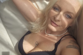 BettyBlu  Betty, das bin ich, 41 aus Bayern.  Ich sehe auf den ersten Blick vielleicht nicht so aus, aber ich mag es gerne versaut und hemmungslos. Wenn du also genau so denkst wie ich und auch gerne mal was neues ausprobieren möchtest, freue  ich mich von dir zu hören und keine Angst, lieb bin ich natürlich auch: 