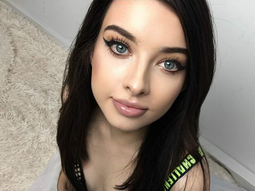 Rothaariger T******r streckt nach h**tem Training seinen n**sen Körper !!! - Erotik Amateur