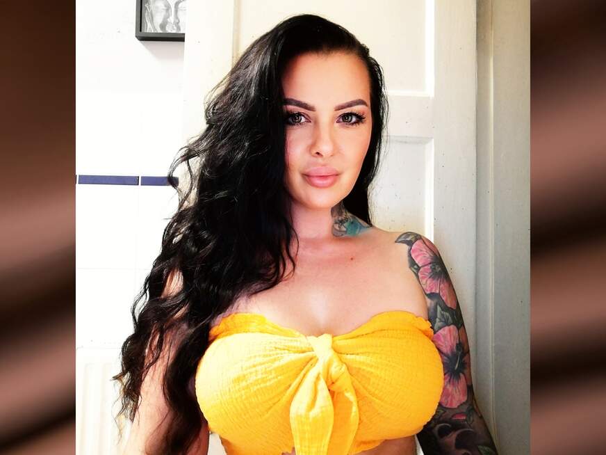 einen Freund erwischt im Badezimmer und sein Geilen S*****z g******n bist seine W****e kommt - Erotik Amateur