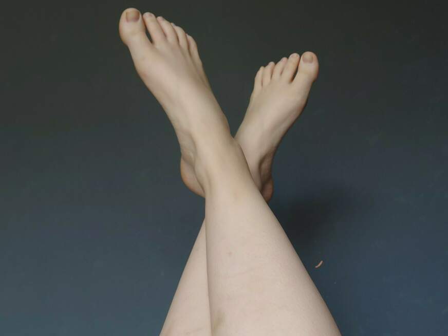 Sexy Füße werden eingecremt - Erotik Amateur