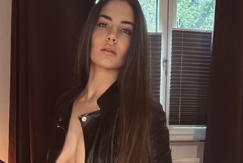 Elara, 28 Jahre, Pornodarstellerin