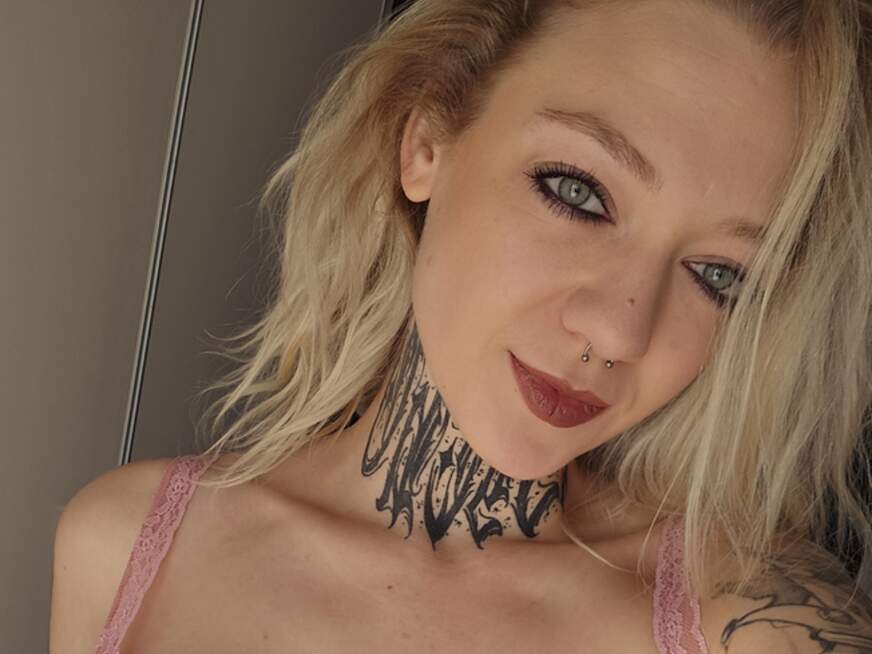 ACHTUNG Lack-Hobbyh**e vergibt FreiFicks! Buchen, benutzen und C******e r**********n - Erotik Amateur