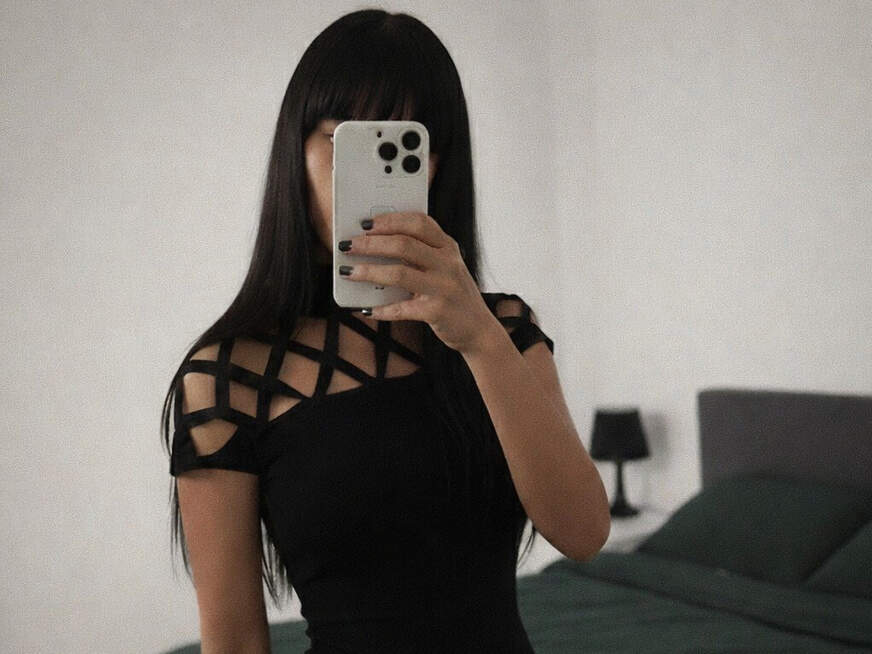 Ich ziehe meine Senker aus und zeige meine Füßchen im Det**l - Erotik Amateur