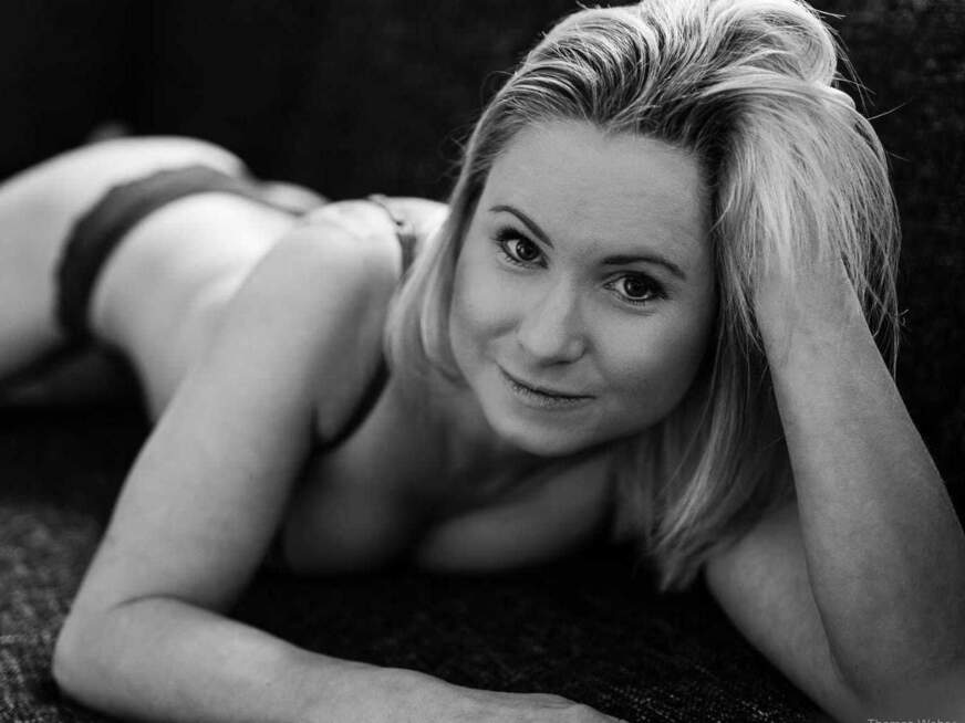 Porno Star Bodo l***t mich zur Raserei und f***t mich dann durch! Hotelzimmer Sessel F**k! Teil 1 - Erotik Amateur