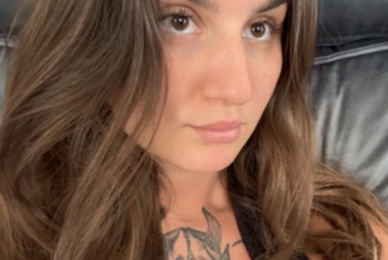 MilaTraum Süßes Gesicht… aber meine Gedanken sind viel versauter Ich bin Mila, 21, deine zarte, tätowierte Versuchung mit weichen Lippen, heißem Blick und einer natürlich f*****en Fantasie.Ich liebe: - intensiven Blickkontakt - langsames Teasen - Dirty Talk, der dich verrückt macht - private Shows nur für dichMach deine Cam an und sag mir, was du mit mir machen willst… dann wird aus dem braven M*****n deine süchtig machende Nachtfantasie Sei nicht gemein… okay? Nur nette J**gs können in meiner M****i einen Wasserfall auslösen!Für Liebhaber von#GFE #Titten #Po #zierlicherKörper #schlank #Brünette #tätowiertesm*****n #sinnlichesVerführen #unterwürfig &amp;amp; #frech #C2C #Fetisch #freundlich #leidenschaftlich #privat #natürlicheBrüste #großes*********nTrinkgeld… und du siehst meine echte Seite Im Private bin ich viel needy, f****t und nur dein Trinkgeld und du siehst die Seite von mir, die nur im Privaten existiert… 