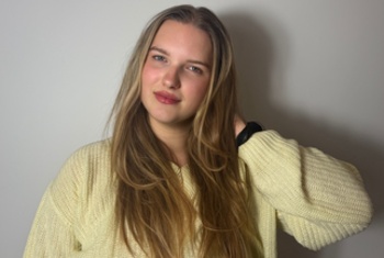 RoseNeu  Ich bin Rose und ich weiß genau, wann ich höflich sein sollte … und wann ein bisschen weniger … Ich studiere, um L******n zu werden. Ich habe ein ruhiges, ausgeglichenes Wesen und viel Geduld. Aber lass dich nicht täuschen – unter dieser Ruhe steckt eine Frau, die gerne die Routine durchbricht und dem Leben ein bisschen Würze verleiht.Helle Augen, blonde Haare und ein Blick, der mehr sagen kann als Worte …Ich gehe gerne laufen – das ist mein Moment nur für mich, in dem ich den Kopf frei bekomme und mich frei fühle. Und außerdem? Ich schätze gute Gespräche, subtile Spannung und diese Chemie, die man nicht fälschen kann.